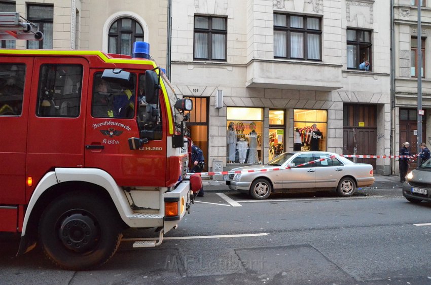 Person aus Fenster gefallen Koeln Muelheim Bergisch Gladbacherstr P56.JPG